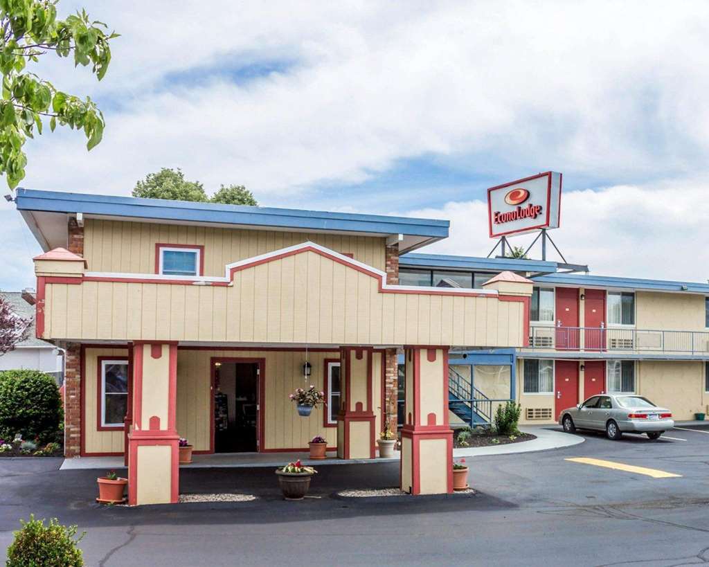 Rodeway Inn Mystic Exterior photo